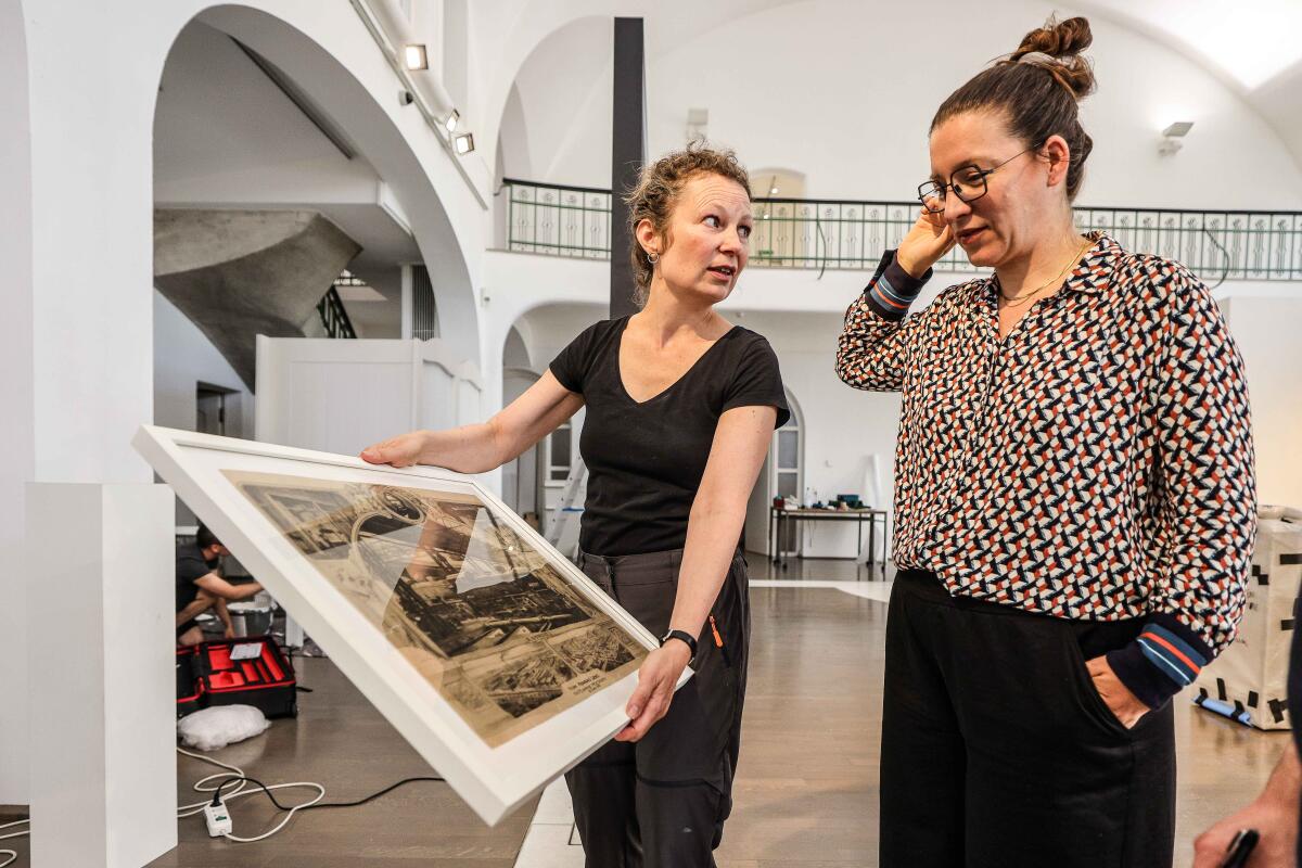 Anna Borgman (links) und Sophia Pompéry haben die Ausstellung „Die ganze Zeit“ im Kunstmuseum Heidenheim kuratiert.