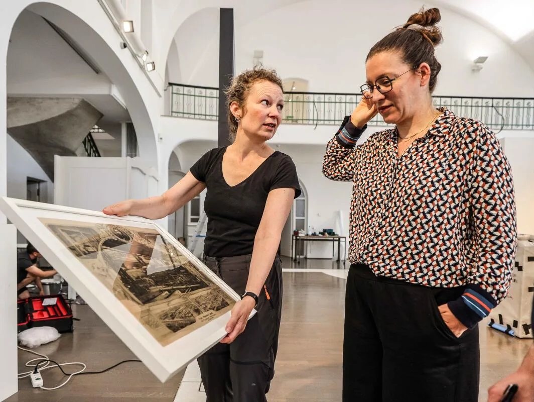 Anna Borgman (links) und Sophia Pompéry haben die Ausstellung „Die ganze Zeit“ im Kunstmuseum Heidenheim kuratiert. Anna Borgman (links) und Sophia Pompéry haben die Ausstellung „Die ganze Zeit“ im Kunstmuseum Heidenheim kuratiert.