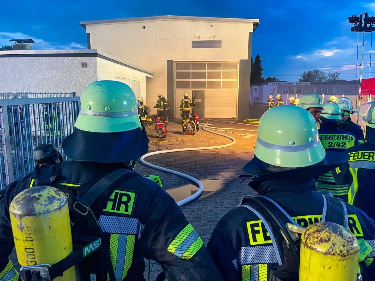 Am Samstagabend rückte die Feuerwehr zu einem Brand in einer Maschinenhalle in Herbrechtingen aus. 