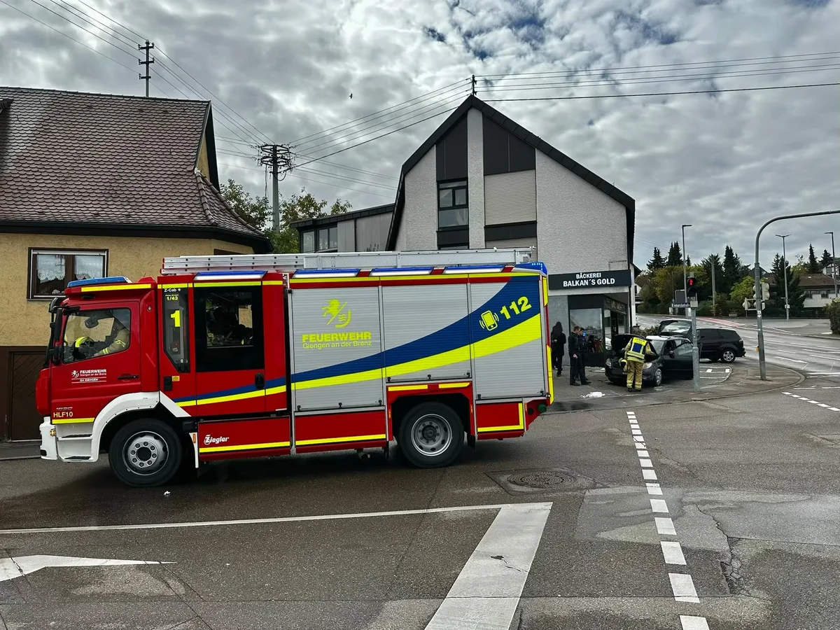 Die Feuerwehr wurde am Sonntagmittag zu einem Pkw-Brand in Giengen alarmiert. Die Feuerwehr wurde am Sonntagmittag zu einem Pkw-Brand in Giengen alarmiert.