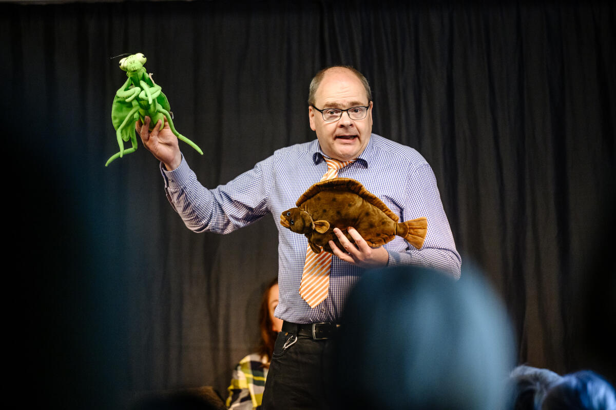 Bei der zweiten „Hirsch Lesebühne“ begeisterte Georg Eggers mit einer tragikomischen Tiergeschichte über eine Gottesanbeterin. 