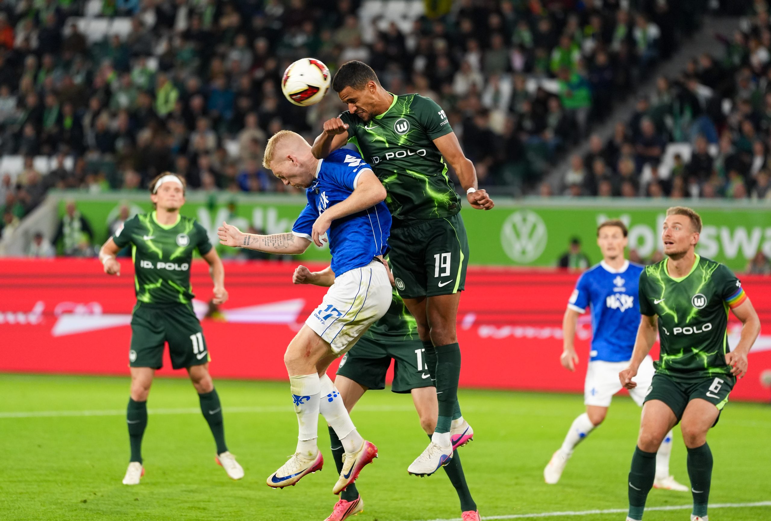 Bekannte Qualitäten: Frank Schmidt warnt vor der Kopfballstärke von Robert Glatzel (Mitte, beim Kopfball).