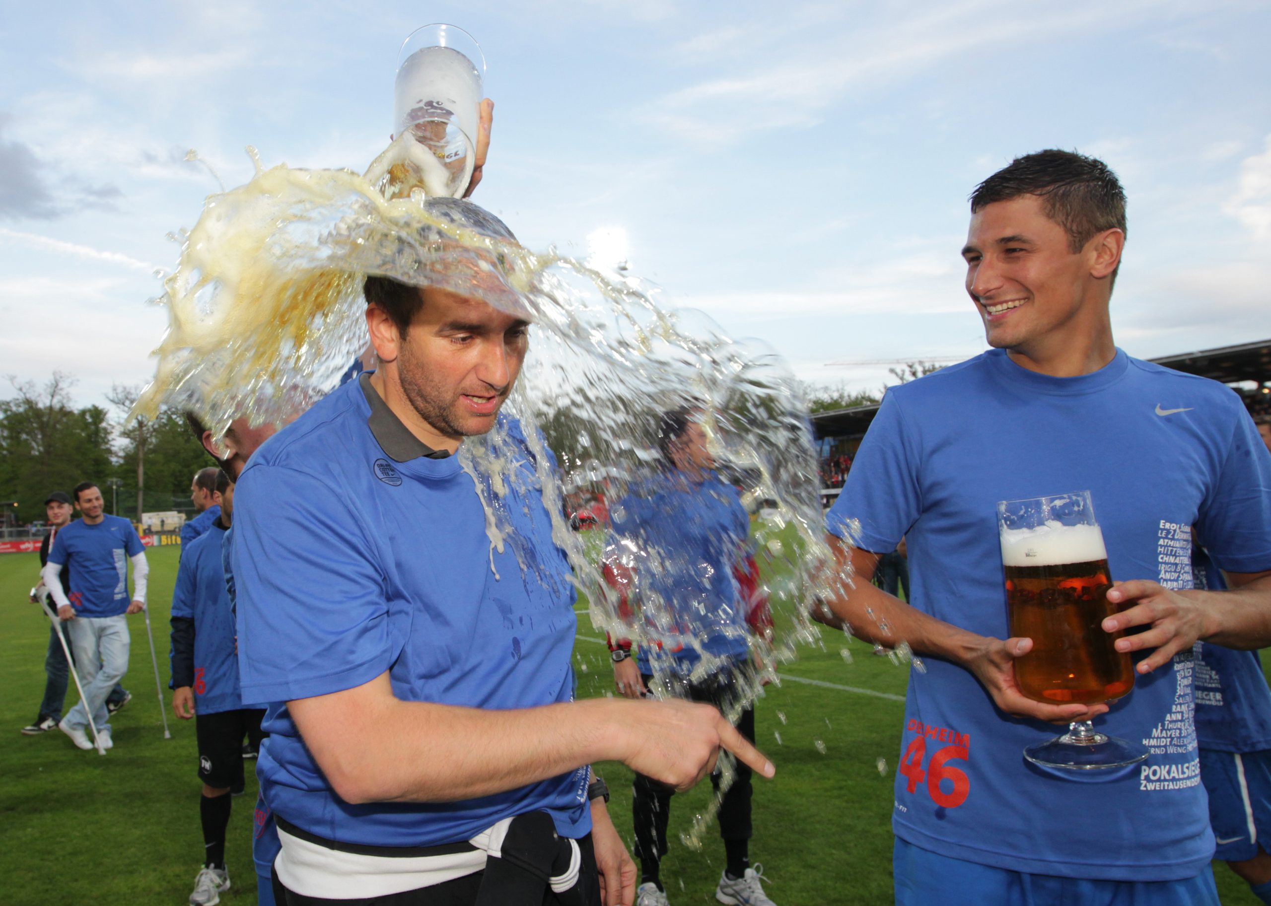Her mit der wohlverdienten Bierdusche: Trainer Frank Schmidt im Mai 2012, nachdem der 1. FC Heidenheim den WFV-Pokal gegen die SG Sonnenhof Großaspach gewonnen hat. Rechts ist Florian Krebs zu sehen.