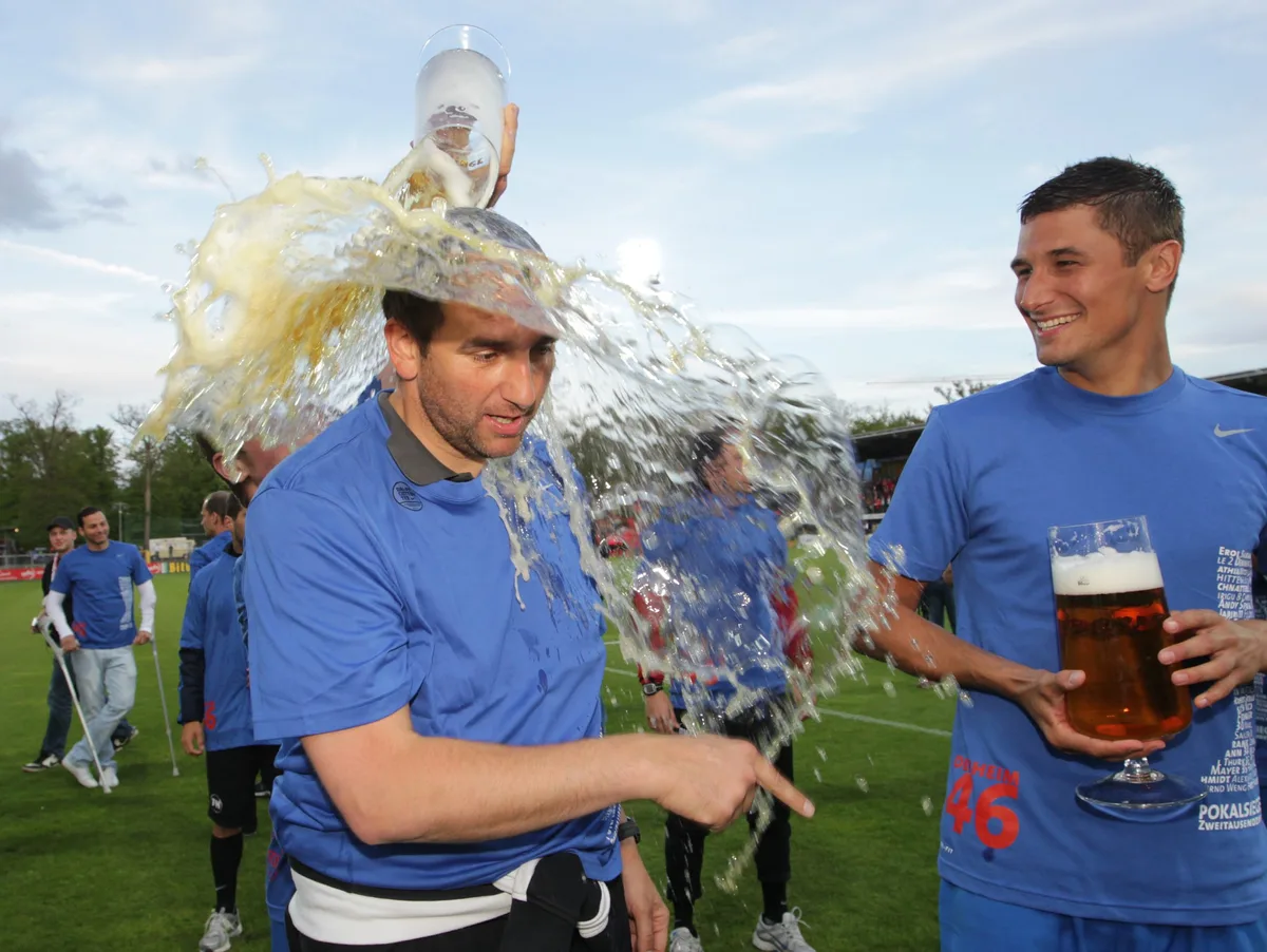 Sonnenhof Großasbach- FCH WFV Pokal Her mit der wohlverdienten Bierdusche: Trainer Frank Schmidt im Mai 2012, nachdem der 1. FC Heidenheim den WFV-Pokal gegen die SG Sonnenhof Großaspach gewonnen hat. Rechts ist Florian Krebs zu sehen.