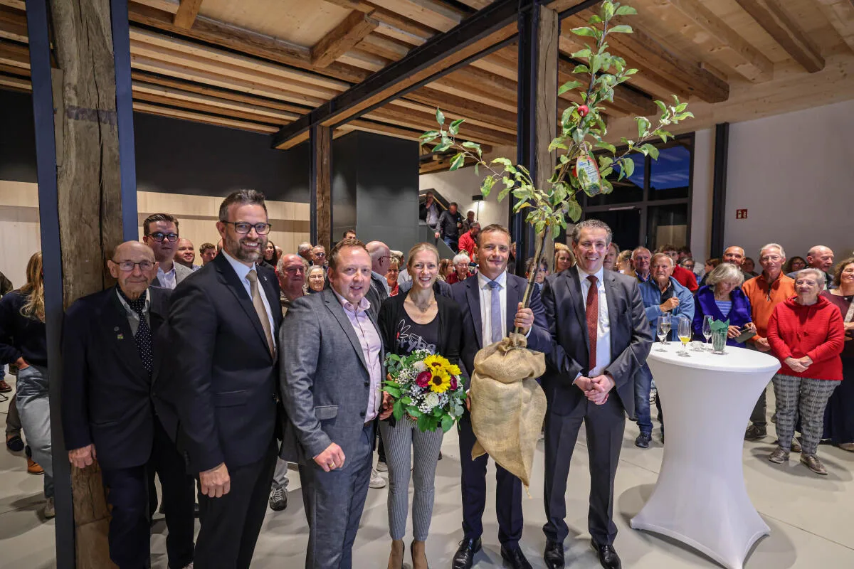 Bürgermeisterwahl in Steinheim Gratulation im vollen Zehnstadel: (v.r.) Landrat Peter Polta, Holger und Daniela Weise, Jörg Weiler (Königsbronn) und Marcus Bremer (Niederstotzingen).