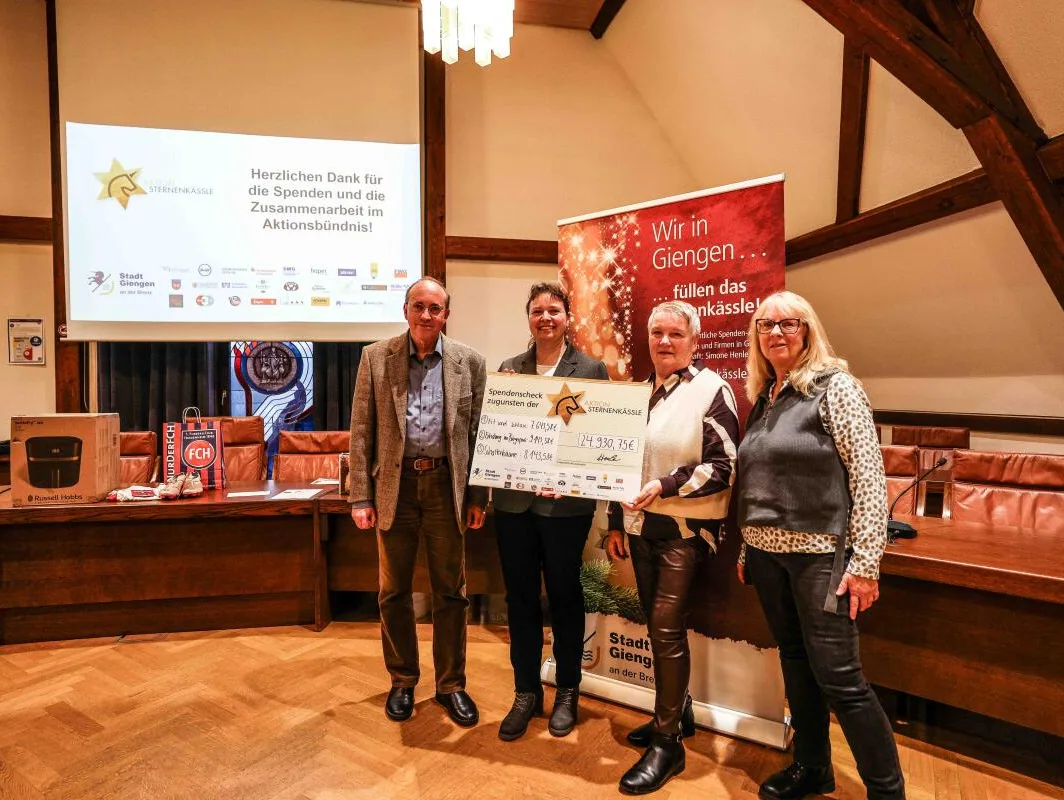 Giengen, Sternenkässle, Ergebnis, Rathaus, Sitzungssaal, Beim Sternenkässle kommen jedes Jahr einige Spenden für soziale Projekte zusammen. Im Jahr 2025 waren es knappe 25.000 Euro, die von Schirmherrin Simone Henle (zweite von links) mit den Projektinititatoren Karlheinz Rößler (links), Karin Häußler und Ursula Sauter (rechts) übergeben werden konnten.