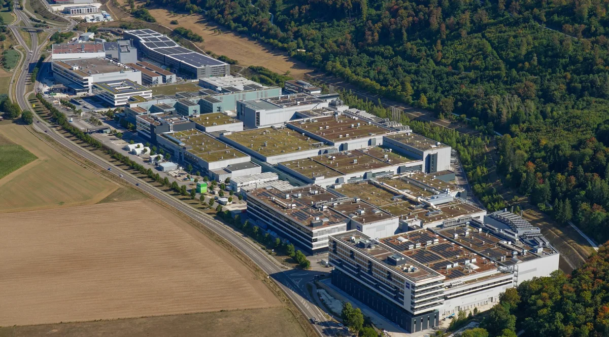 So sieht das Zeiss-Gelände bei Oberkochen aktuell aus. Hier wurde in den vergangenen Jahren massig ausgebaut und investiert. Weitere Ausbaupläne sind aufgrund der künftigen Sparpläne des Konzerns hingegen nicht mehr vorgesehen. 