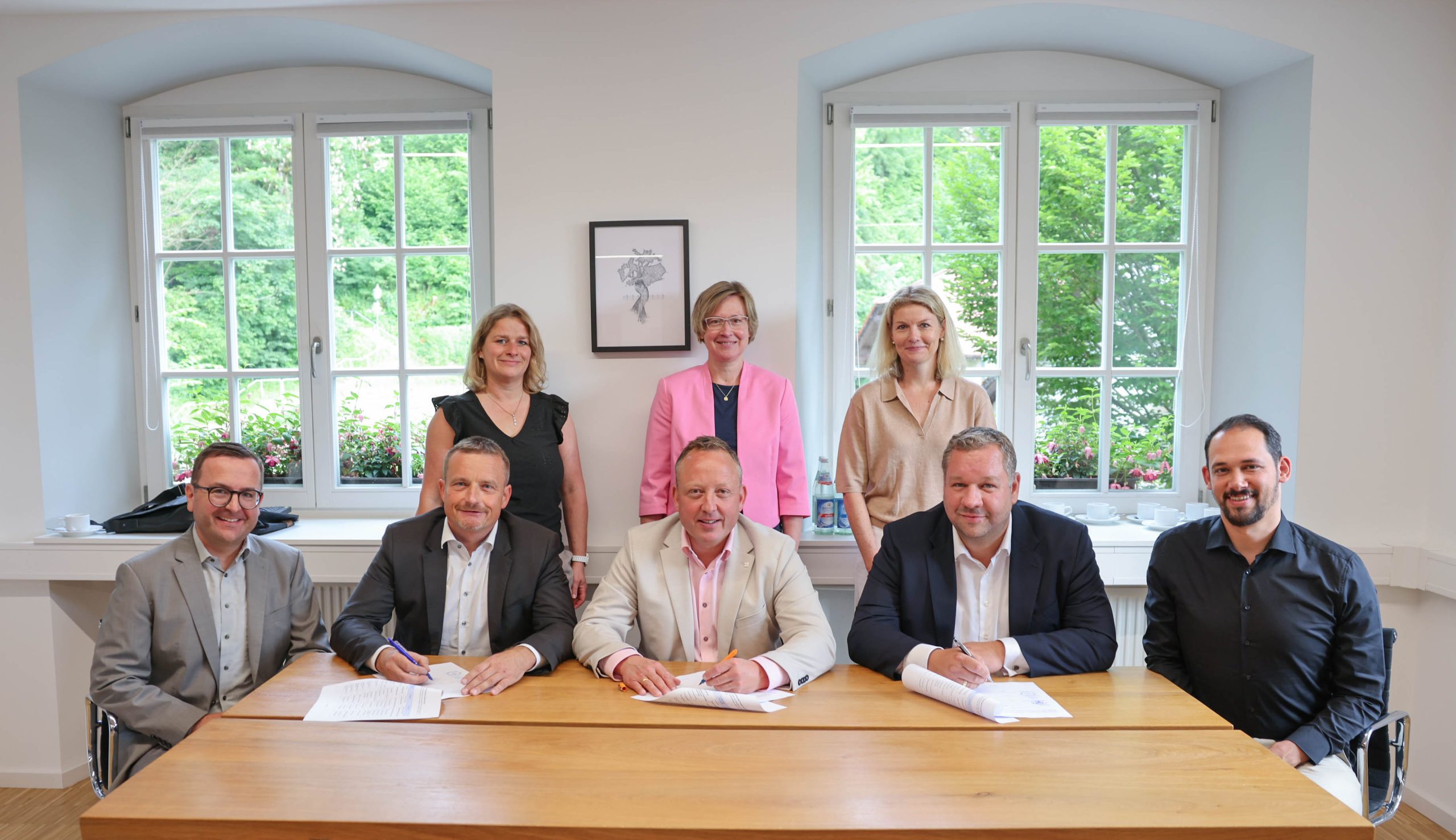 Bei der Unterzeichnung des Betreuungsvertrags (vorne von links): Matthias Schauz (Landratsamt), Holger Weise (Steinheim), Jörg Weiler (Königsbronn), Matthias Heisler (Gerstetten), Robin Schwarz (Landratsamt). Hinten von links: Beate Jung (Steinheim), Kirstin Bosch, Sabine Weber. 