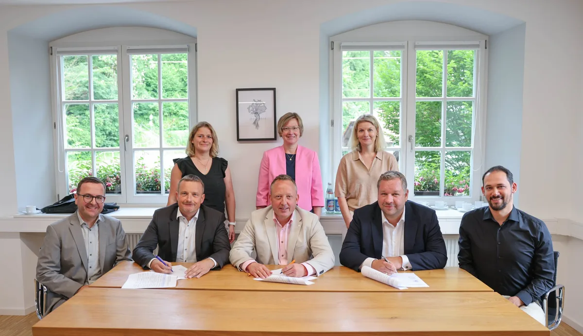 Bei der Unterzeichnung des Betreuungsvertrags (vorne von links): Matthias Schauz (Landratsamt), Holger Weise (Steinheim), Jörg Weiler (Königsbronn), Matthias Heisler (Gerstetten), Robin Schwarz (Landratsamt). Hinten von links: Beate Jung (Steinheim), Kirstin Bosch, Sabine Weber. 