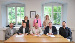 DS (1 von 2) 1 Bei der Unterzeichnung des Betreuungsvertrags (vorne von links): Matthias Schauz (Landratsamt), Holger Weise (Steinheim), Jörg Weiler (Königsbronn), Matthias Heisler (Gerstetten), Robin Schwarz (Landratsamt). Hinten von links: Beate Jung (Steinheim), Kirstin Bosch, Sabine Weber.