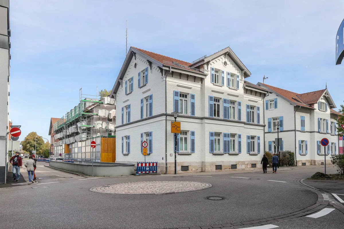 Heidenheim, Polizei, Karlstraße, In den beiden Gebäuden mit den blauen Fensterläden an der Kurt-Bittel-Straße ist die Kriminalpolizei untergebracht. Links davon, noch eingerüstet und hinter einem Bauzaun verborgen, befindet sich das künftige Polizeirevier an der Karlstraße.