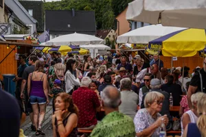 Königsbronn, Rathaus, Rathausplatz, Straßenfest Der Andrang seit der Wiederbelebung des Festes ist groß. So hieß es (hier im Jahr 2024) von allen Seiten, dass die Neuausrichtung ein voller Erfolg ist.