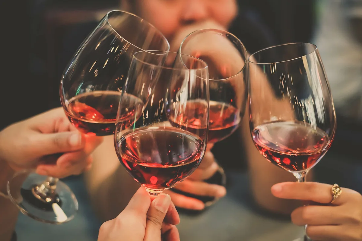 Anstoßen mit Wein, Symolfoto.