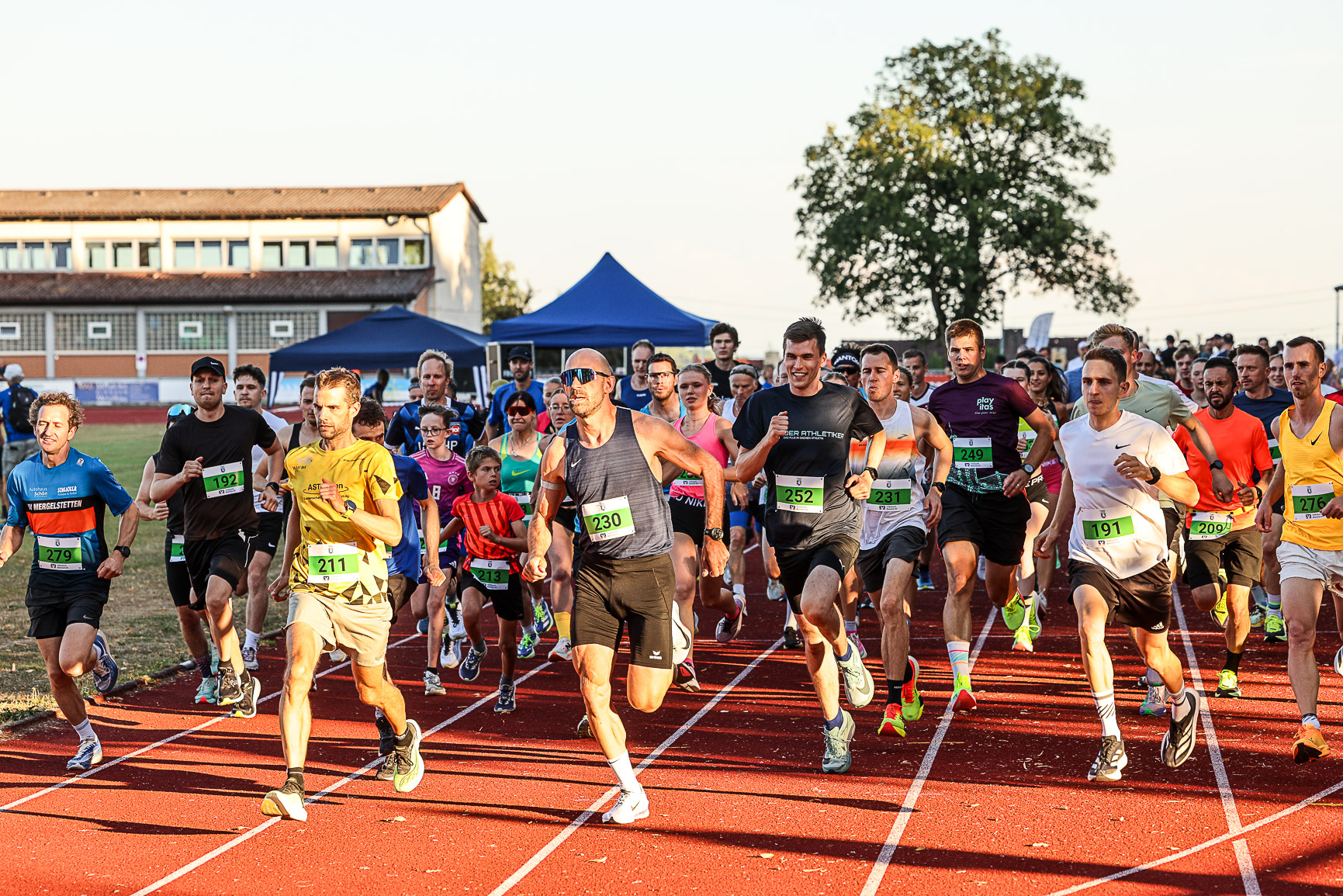 Teamlauf in den Abend beim Schießberg-Stadion Giengen. Fotos: Rudi Penk