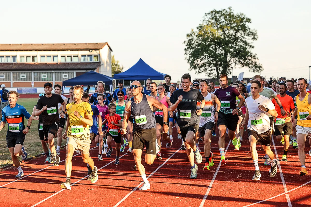 Teamlauf in den Abend beim Schießberg-Stadion Giengen. Fotos: Rudi Penk