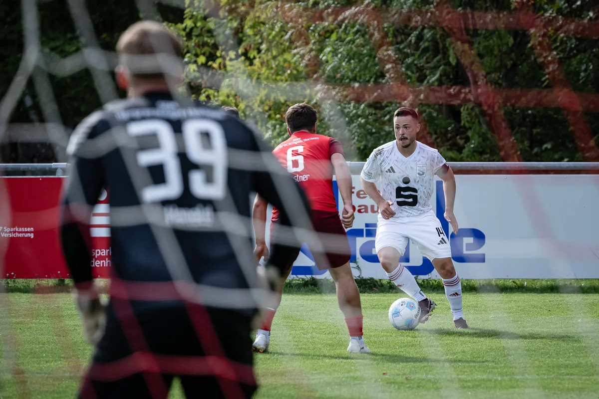Die TSG Schnaitheim (in weiß) besiegt die Gäste von der SGM Herbrechtingen Bolheim (rot) mit 4:3