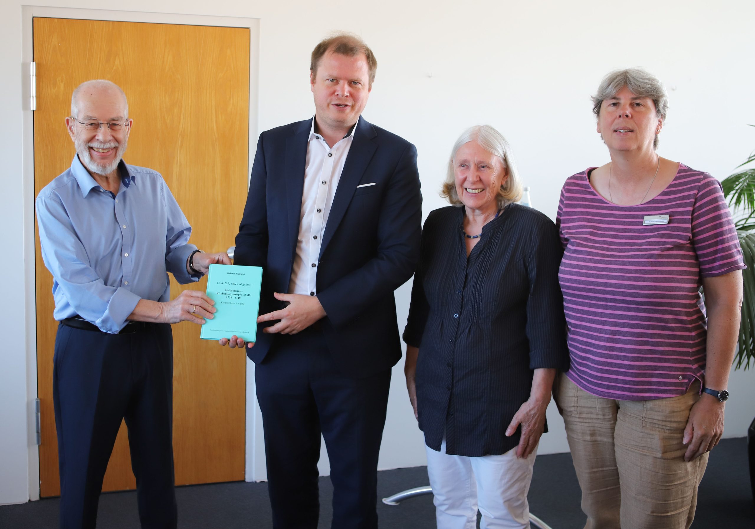 Bei der Buchvorstellung: Helmut Weimert, OB Michael Salomo, Christine Weimert und Dr. Heike Weishaupt vom Geschäftsbereich Stadtarchiv und Museen.