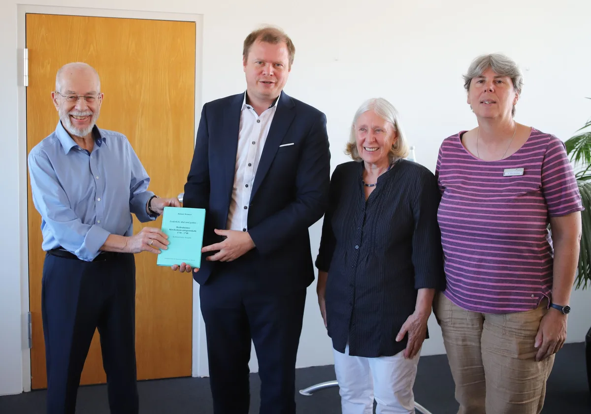 Bei der Buchvorstellung: Helmut Weimert, OB Michael Salomo, Christine Weimert und Dr. Heike Weishaupt vom Geschäftsbereich Stadtarchiv und Museen.