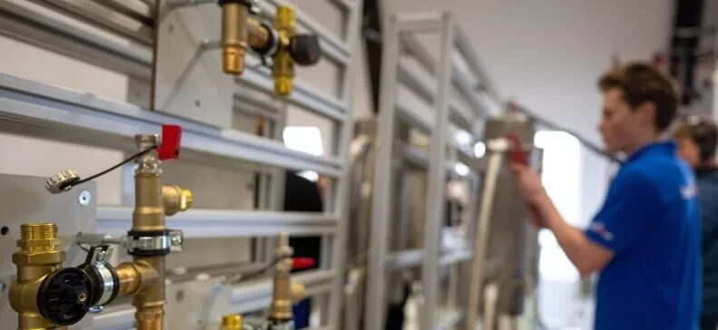 Ausbildung im Sanit?r-, Heizung- und Klimahandwerk – 1 Fachkräfte im Sanitär-, Heizungs- und Klimahandwerk sind gefragt – bei den Ausbildungszahlen gibt es positive Signale. Die Energiewende sorgt für hohe Nachfrage nach Modernisierungen.