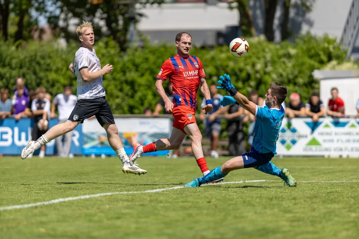 Rein ins Vergnügen: Torwart Alois Reinelt von der Spielgemeinschaft Langenau wehrt eine Torchance von Budu Zivzivadze vom 1. FC Heidenheim ab.