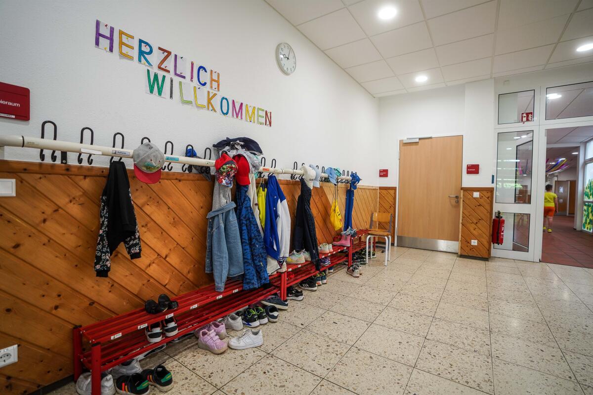 Herzlich willkommen heißt es im Flur der Arthur-Hartmann-Schule in Heidenheim. Die in die Jahre gekommenen Toiletten und Duschen der Schule werden nun grundlegend saniert.