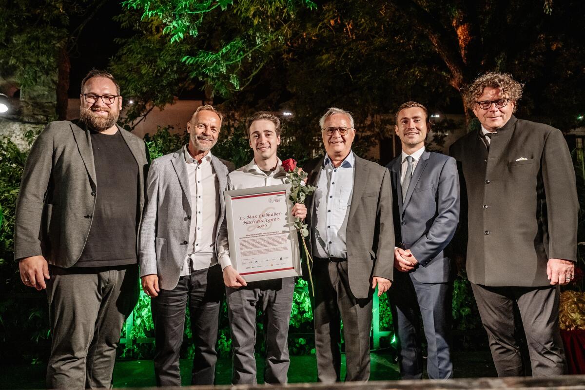 Übergabe des Max-Liebhaber Preises mit (von links) Alexander Herbst, Dr. Thomas Liebhaber, Giorgi Sajaia, Jürgen Liebhaber, Bürgermeister Johannes Krombach-Champiomont und Festspielintendant Marcus Bosch.