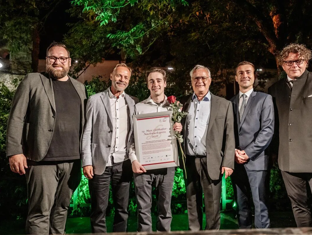 Übergabe des Max-Liebhaber Preises mit (von links) Alexander Herbst, Dr. Thomas Liebhaber, Giorgi Sajaia, Jürgen Liebhaber, Bürgermeister Johannes Krombach-Champiomont und Festspielintendant Marcus Bosch. Übergabe des Max-Liebhaber Preises mit (von links) Alexander Herbst, Dr. Thomas Liebhaber, Giorgi Sajaia, Jürgen Liebhaber, Bürgermeister Johannes Krombach-Champiomont und Festspielintendant Marcus Bosch.