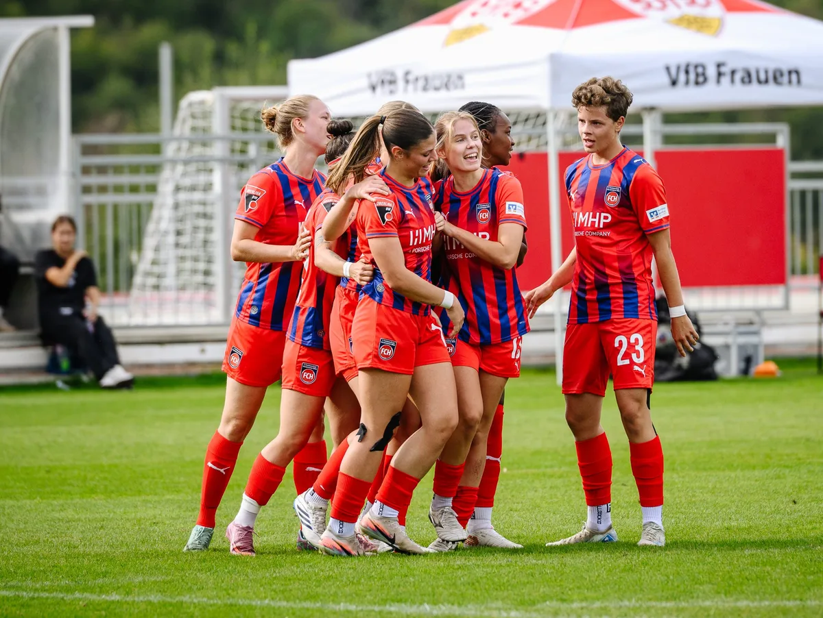 Frauenfußball, Oberliga: 1. FC Heidenheim – VfB Stuttgart II Zu Hause läuft’s gut: Die Fußballerinnen des 1. FC Heidenheim (hier im Heimspiel gegen den VfB Stuttgart II) zeigten gegen den SV Hegnach eine starke Leistung.