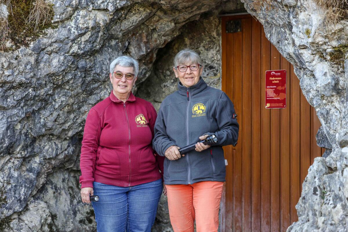 Ingrid Remmy-Degen und Karin Misselwitz entfliehen der Sommerhitze täglich durch ihren Job als Höhlenführerinnen in der Charlottenhöhle.