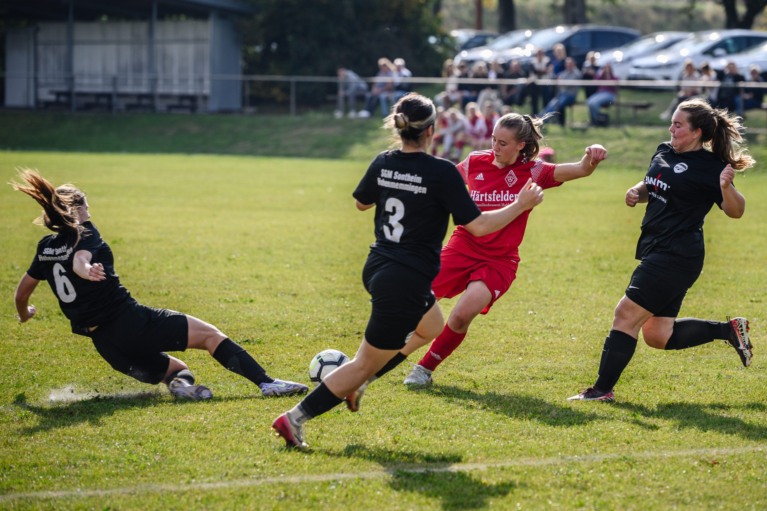 Aus dem Weg: Naemi Mährle (beim Schuss) erzielte zwei Tore beim 5:0-Heimsieg des FC Härtsfeld gegen die Spielgemeinschaft Hohenmemmingen/Sontheim.