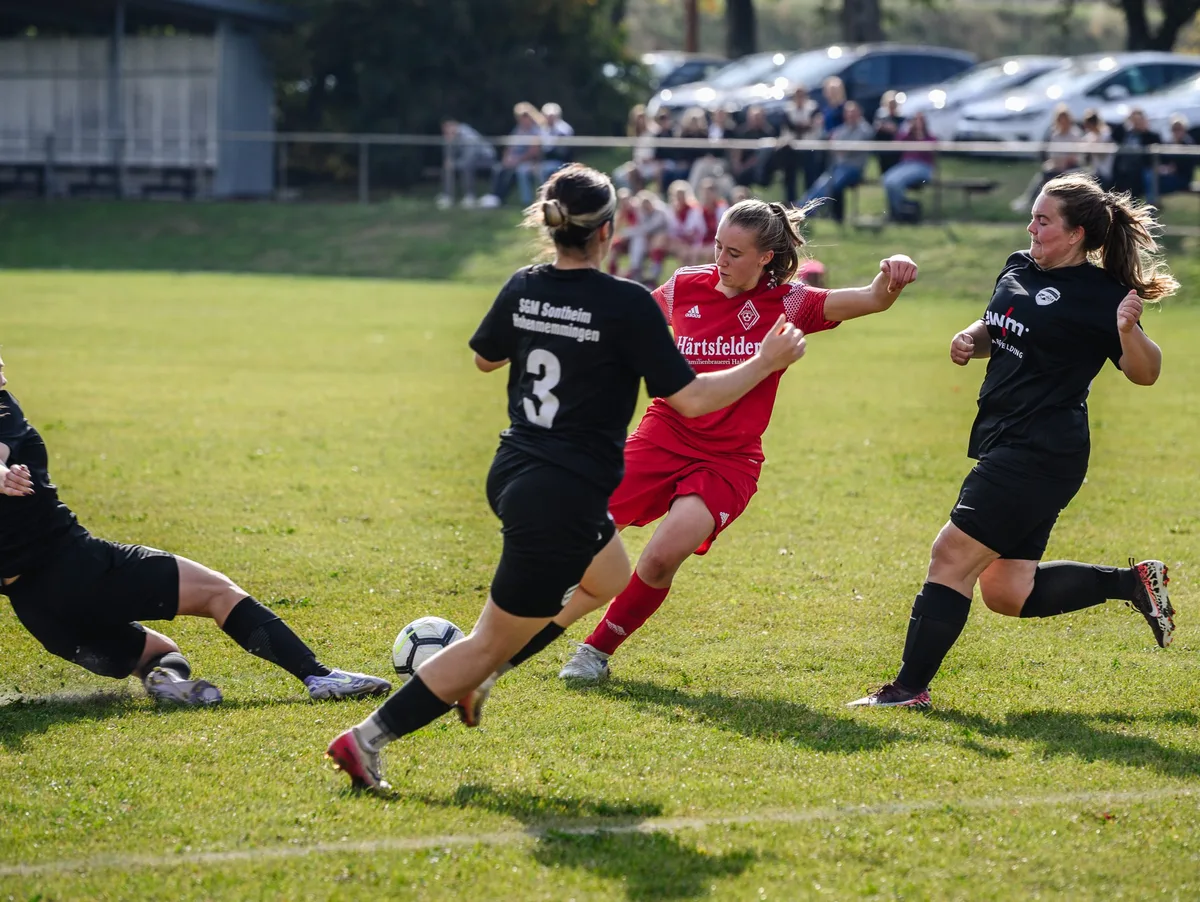 Frauenfußball: FC Härtsfeld – SG Hohenmemmingen/Sontheim Aus dem Weg: Naemi Mährle (beim Schuss) erzielte zwei Tore beim 5:0-Heimsieg des FC Härtsfeld gegen die Spielgemeinschaft Hohenmemmingen/Sontheim.