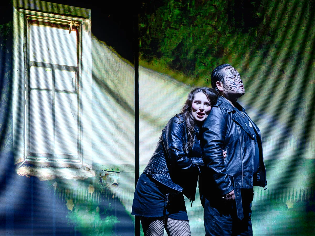 Das Liebespaar im „Otello“ der Opernfestspiele Heidenheim: Desdemona (Camille Schnoor) und Otello (Sung Kyu Park). Das Liebespaar im „Otello“ der Opernfestspiele Heidenheim: Desdemona (Camille Schnoor) und Otello (Sung Kyu Park).