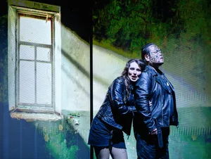 Das Liebespaar im „Otello“ der Opernfestspiele Heidenheim: Desdemona (Camille Schnoor) und Otello (Sung Kyu Park). Das Liebespaar im „Otello“ der Opernfestspiele Heidenheim: Desdemona (Camille Schnoor) und Otello (Sung Kyu Park).