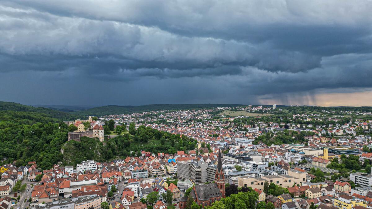 Dunkle Gewitterwolken über Heidenheim: Auf extreme Wetterereignisse wie Starkregen muss sich auch der Landkreis zunehmend vorbereiten. Wie teuer die notwendigen Maßnahmen werden, ist noch offen.