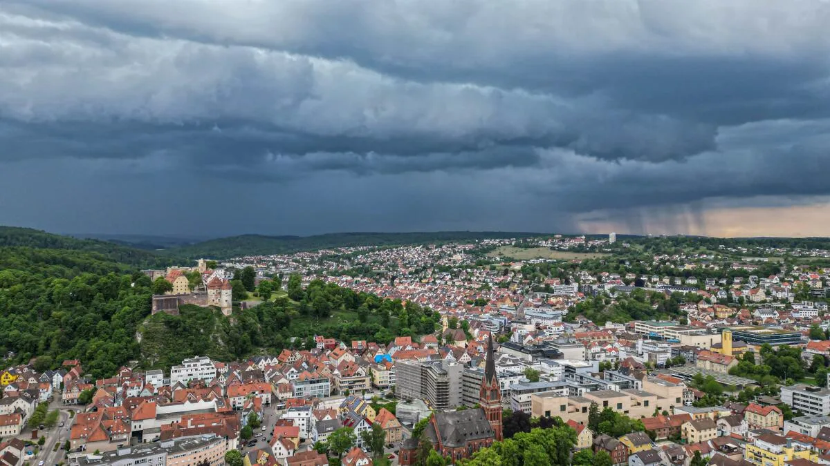 Dunkle Gewitterwolken über Heidenheim: Auf extreme Wetterereignisse wie Starkregen muss sich auch der Landkreis zunehmend vorbereiten. Wie teuer die notwendigen Maßnahmen werden, ist noch offen. Dunkle Gewitterwolken über Heidenheim: Auf extreme Wetterereignisse wie Starkregen muss sich auch der Landkreis zunehmend vorbereiten. Wie teuer die notwendigen Maßnahmen werden, ist noch offen.
