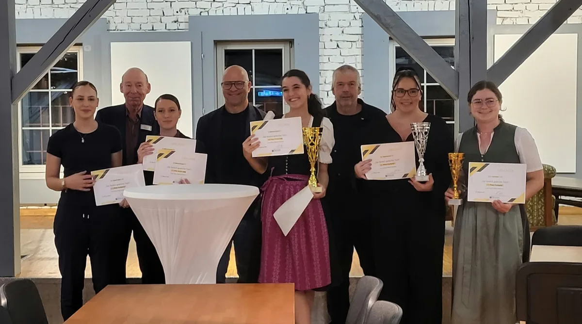 Dehoga Azubis und Juroren bei der Preisverleihung (von links): Rafif El Shiafi, Wolfgang Pins, Albana Rexhepi, Michael Mönch, Alexandra Lesko, Markus Welt, Freya Sperlich und Jana Stark.