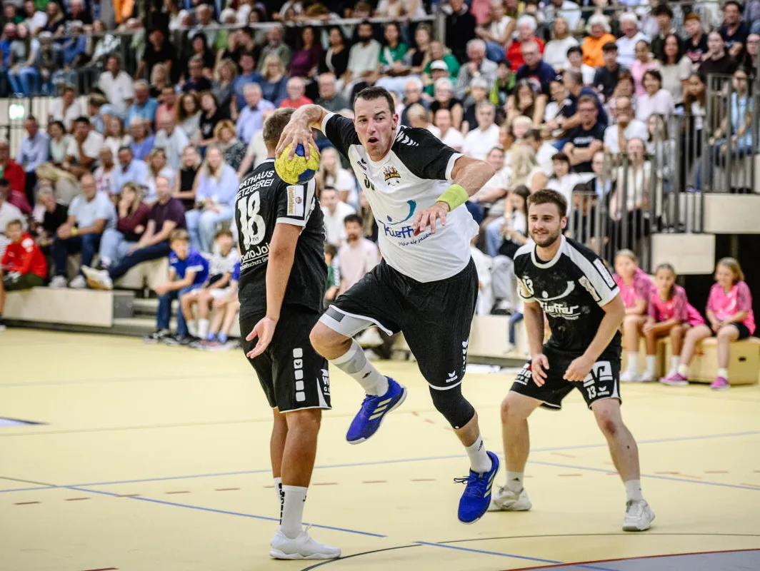Legenden-Spiel des TV Steinheim in der neu eröffneten Wentalhalle Nichts verlernt: Weltmeister Dominik Klein zeigte in der Wentalhalle seine handballerische Klasse und erzielte sieben Tore.