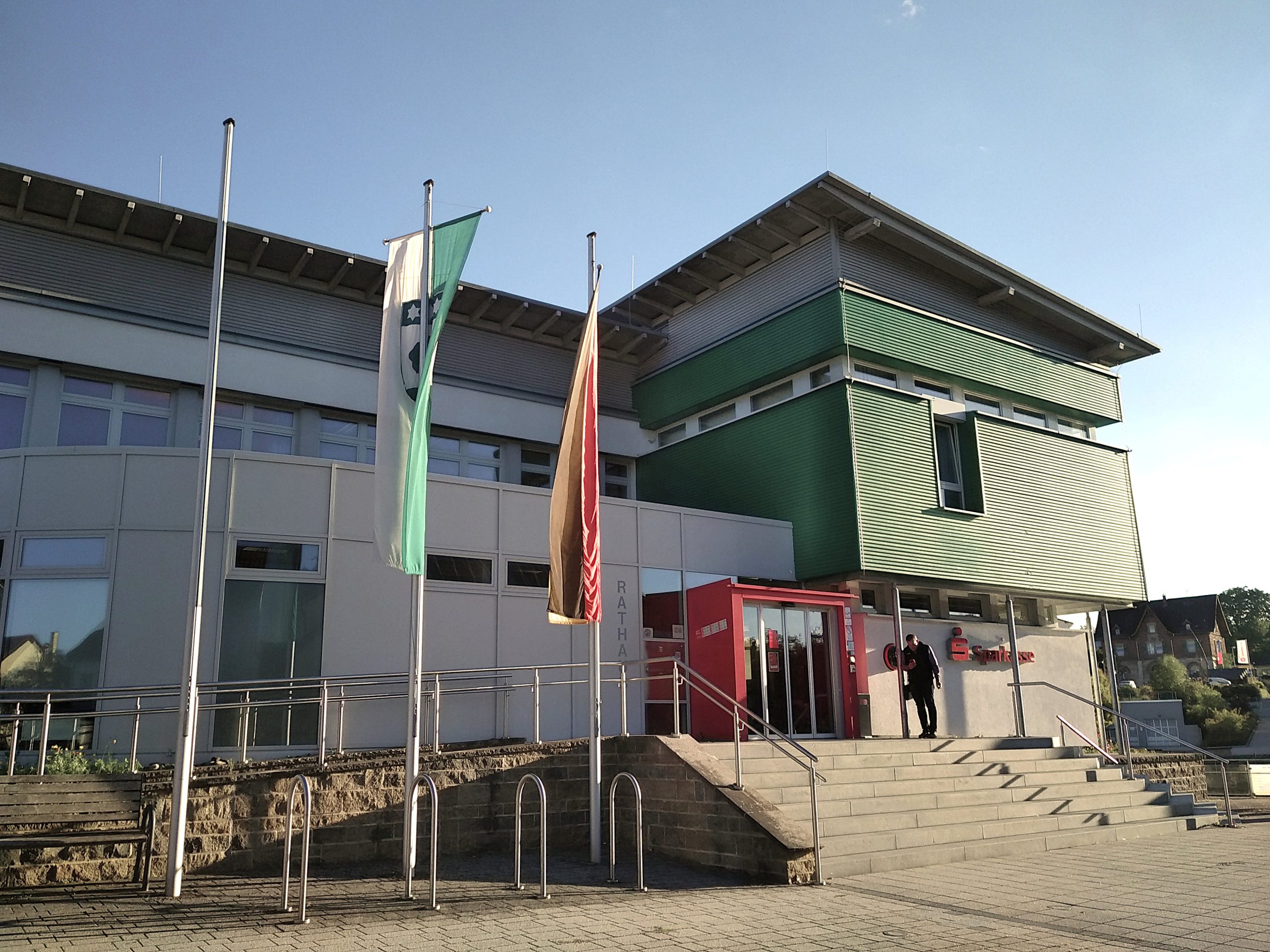 Der Hermaringer Gemeinderat hat einen Nachtragshaushalt zur Deckung einer Finanzlücke verabschiedet und dazu die Aufnahme neuer Kredite bewilligt.