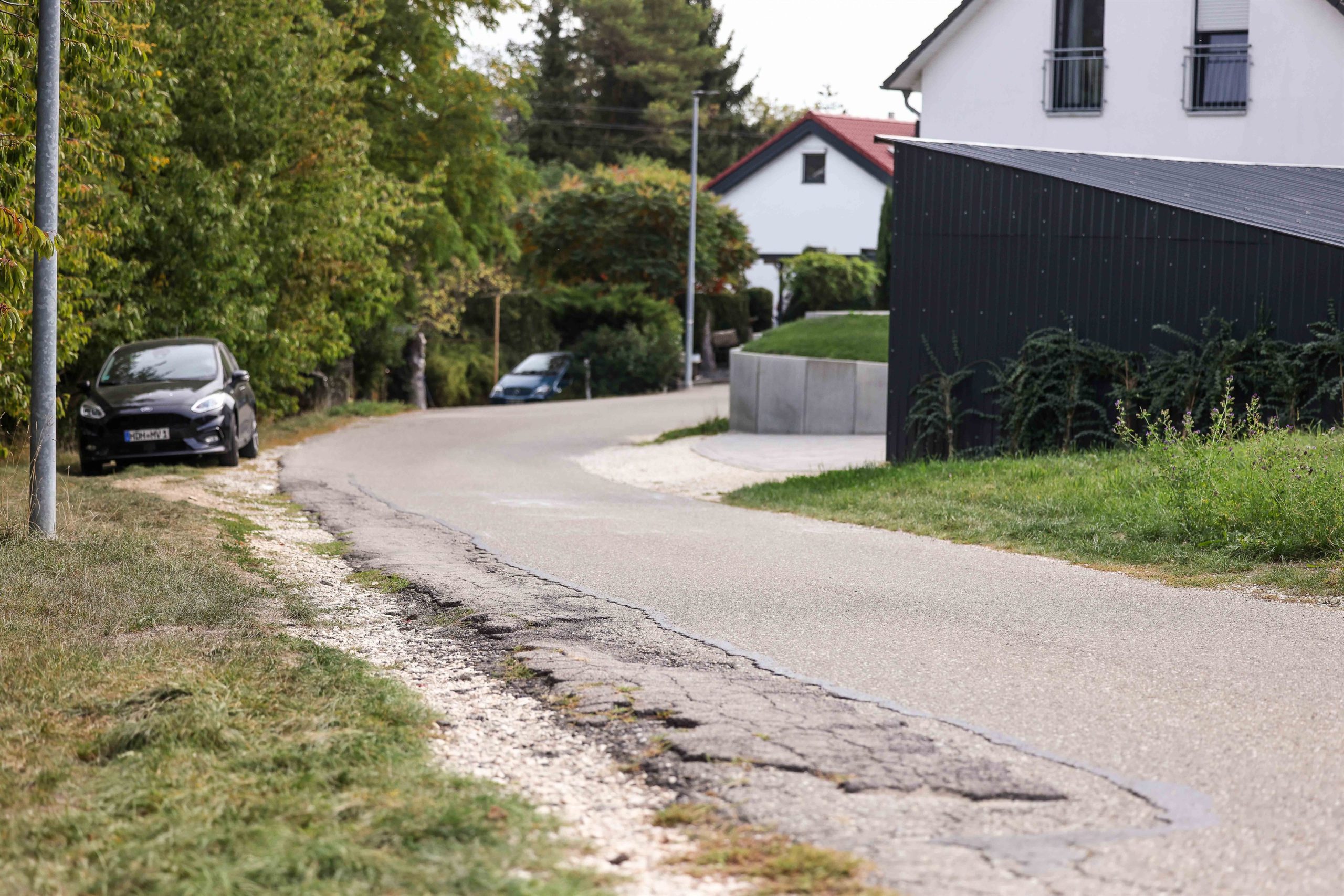 Die Schäden an der Bühlfeldstraße beschäftigen die Hürbener. Die Komplettsanierung wird noch auf sich warten lassen.