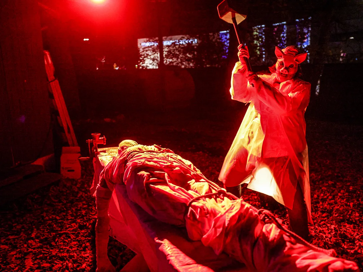 Halloween-Führung im Naturtheater. Fotos: Rudi Penk Unheimlicher Eindruck aus der Halloweenführung im Naturtheater im letzten Jahr.