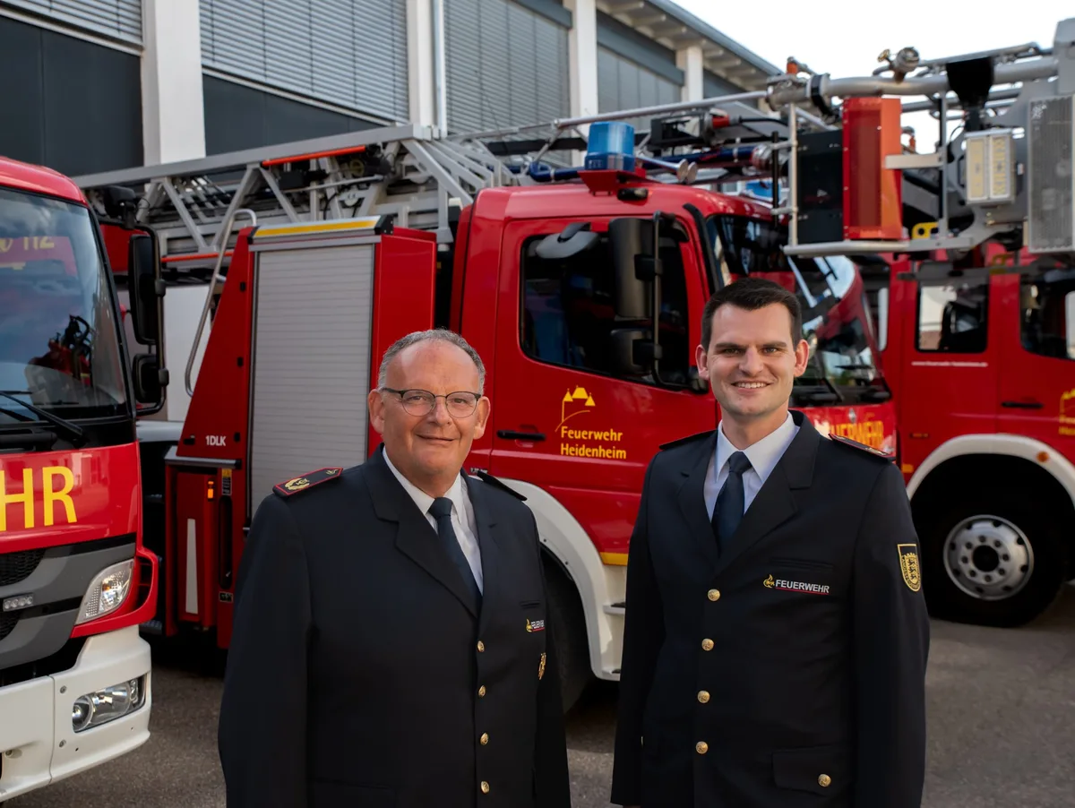 Zwei von vier Personen im Landkreis Heidenheim, die goldene Knöpfe an ihrer Feuerwehr-Uniform tragen, haben den selben Nachnamen: Frank und Daniel Ratter. 