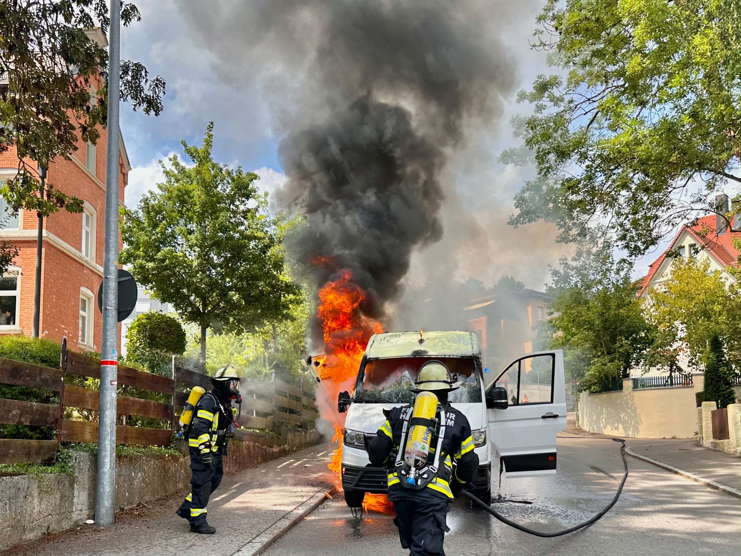 Transporter in Vollbrand am Donnerstagnachmittag in Heidenheim.