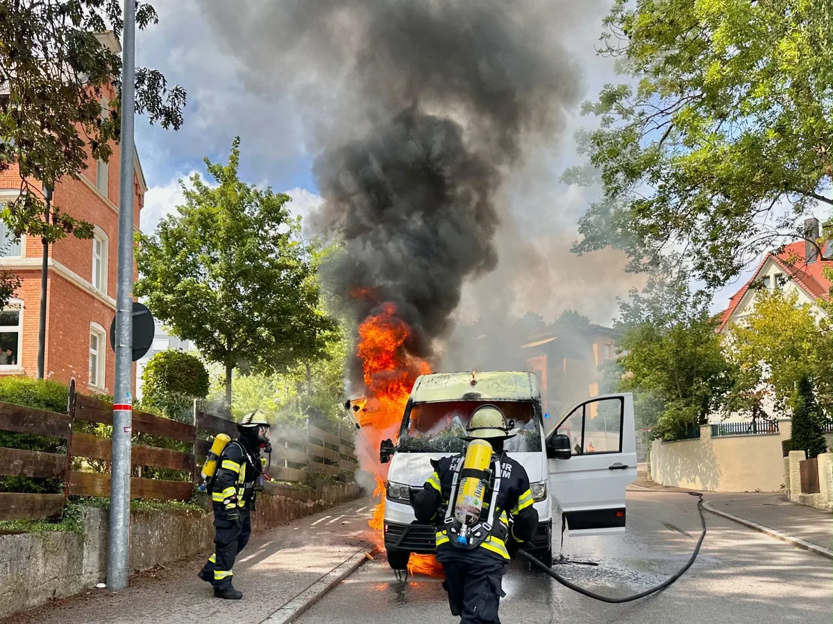 Transporter in Vollbrand am Donnerstagnachmittag in Heidenheim.