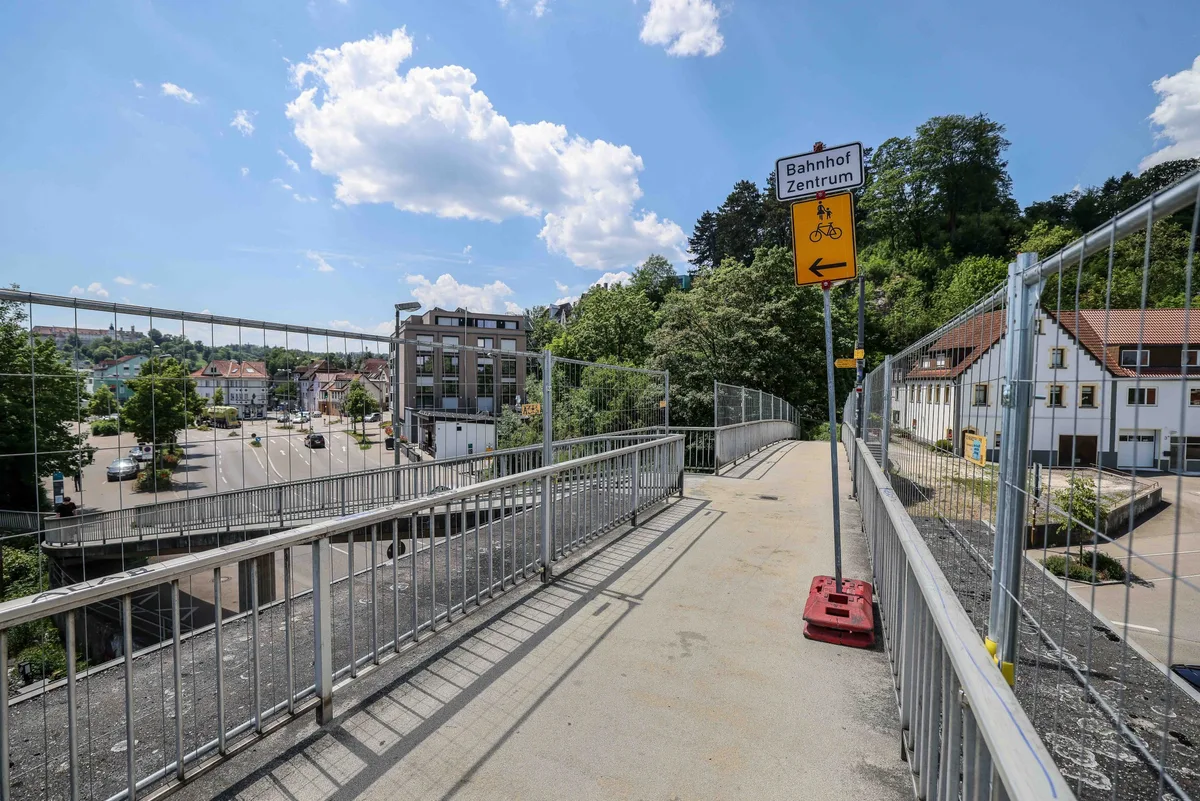 Bislang werden sowohl Passanten als auch Radfahrer auf dem Badehaussteg nach links Richtung Innenstadt geleitet. 