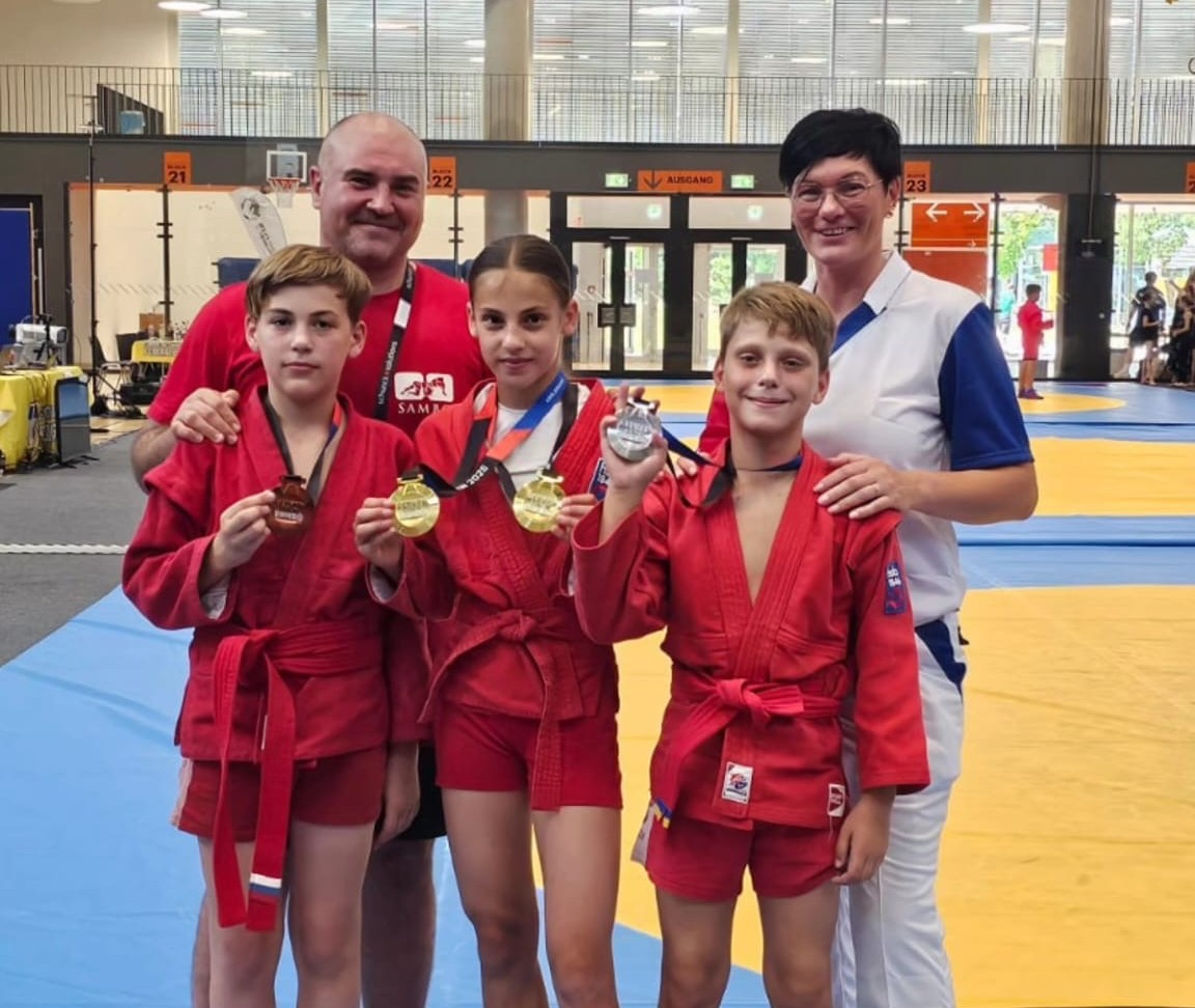 Die erfolgreichen HSBler (von links) 
Gregor Hörth, Diana Chernuschkina und Nikita Kriuchkov mit ihren Trainern Juri Marker und Natalia Fechter.
