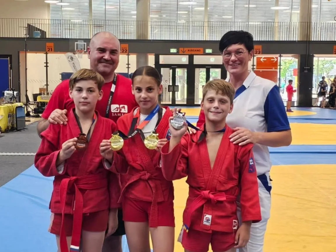 Sambo Gruppenbild Die erfolgreichen HSBler (von links)
Gregor Hörth, Diana Chernuschkina und Nikita Kriuchkov mit ihren Trainern Juri Marker und Natalia Fechter.