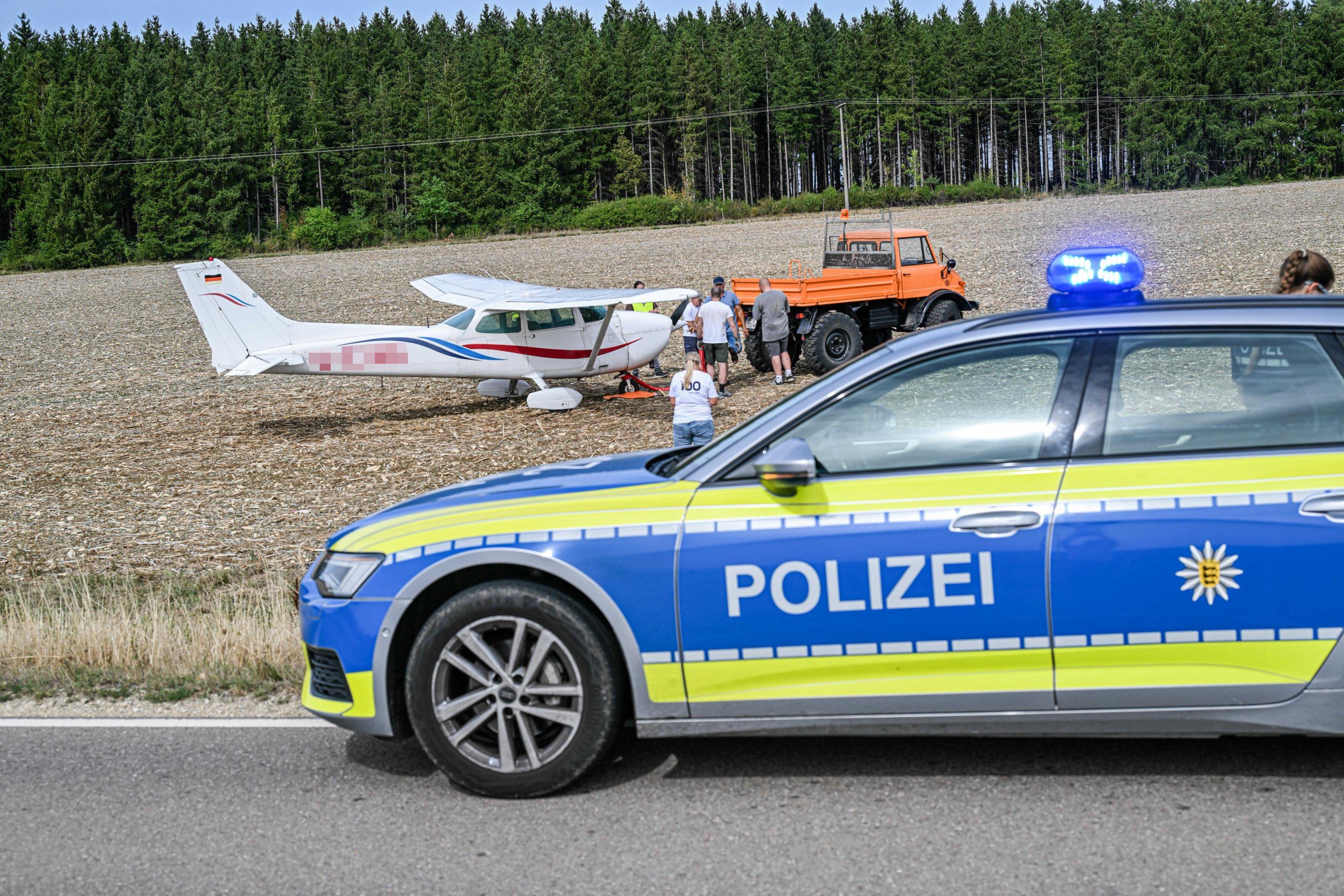 Eine Cessna nach einer Landung im Acker bei Elchingen.