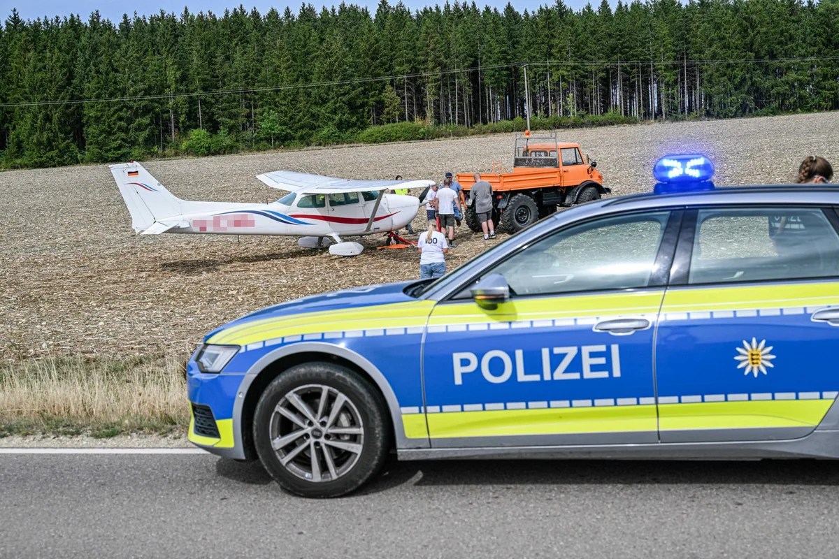 Eine Cessna nach einer Landung im Acker bei Elchingen.