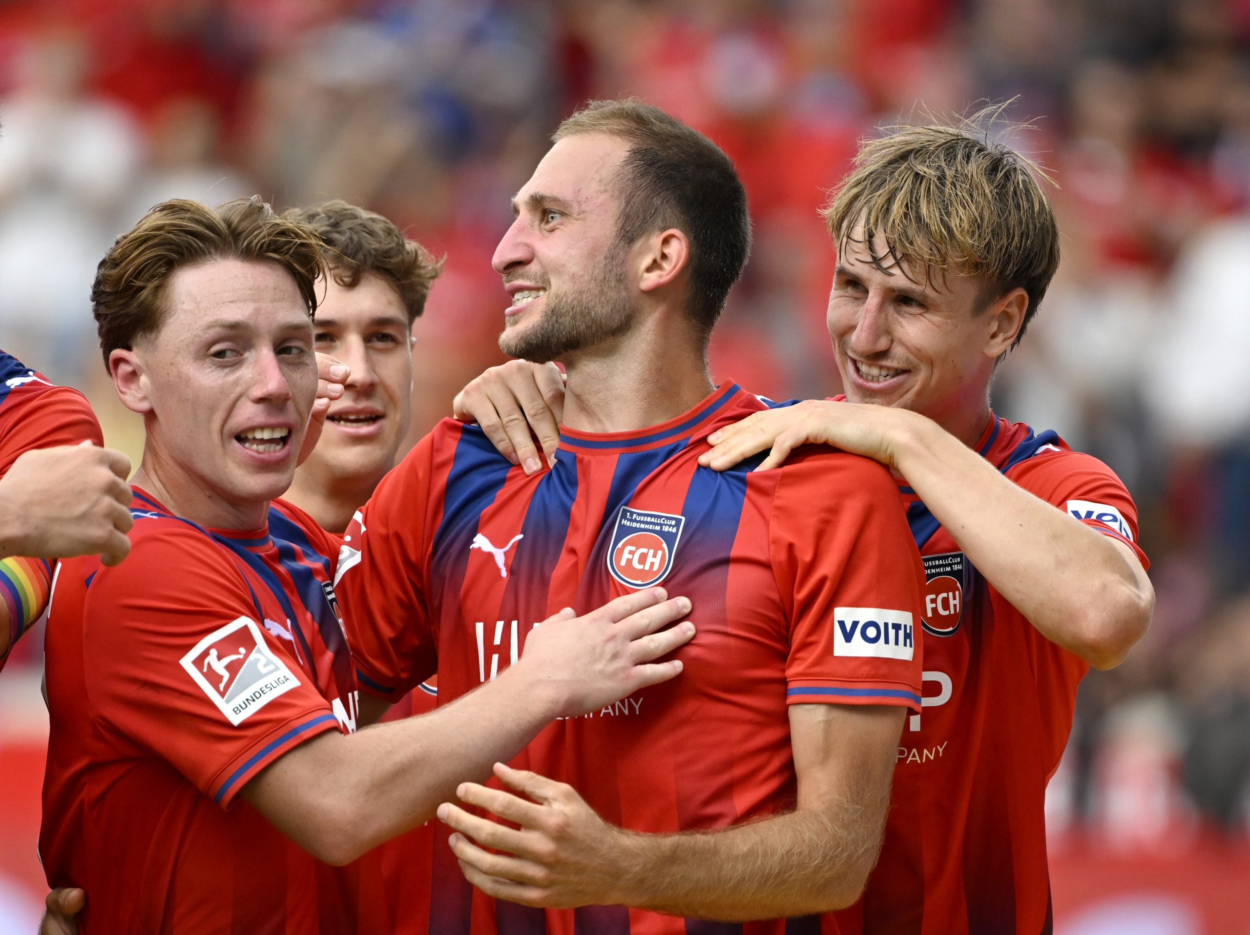 Jonas Föhrenbach erlöste den 1. FC Heidenheim mit seinem Tor zum 1:0 und nimmt die Glückwünsche von (von rechts) Jan Schoeppner, Yannik Wagner und Michael Heule entgegen.