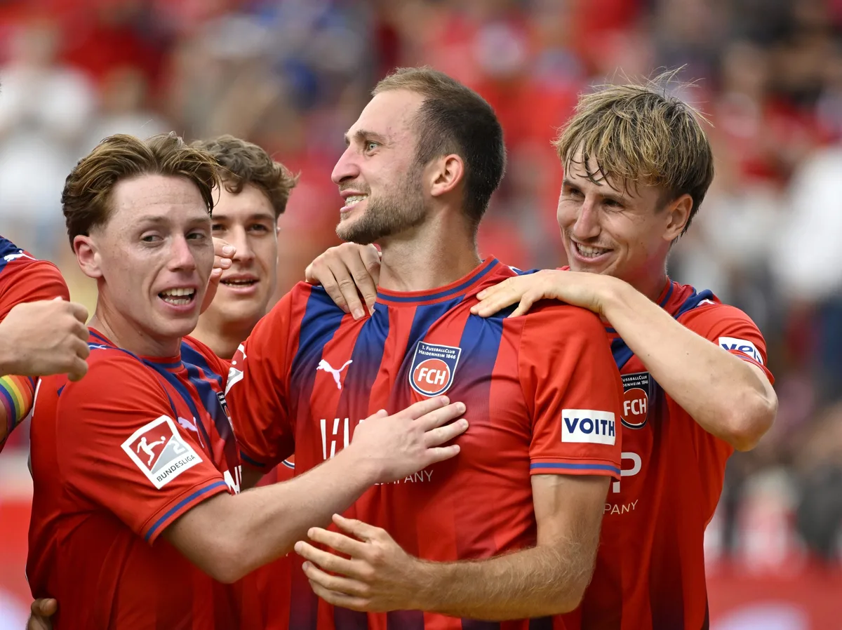 GER, 1. FC Heidenheim vs. Holstein Kiel, Fußball, 2. Bundesliga, Spieltag 5, Spielzeit 2026/2027, 12.09.2026 Jonas Föhrenbach erlöste den 1. FC Heidenheim mit seinem Tor zum 1:0 und nimmt die Glückwünsche von (von rechts) Jan Schoeppner, Yannik Wagner und Michael Heule entgegen.